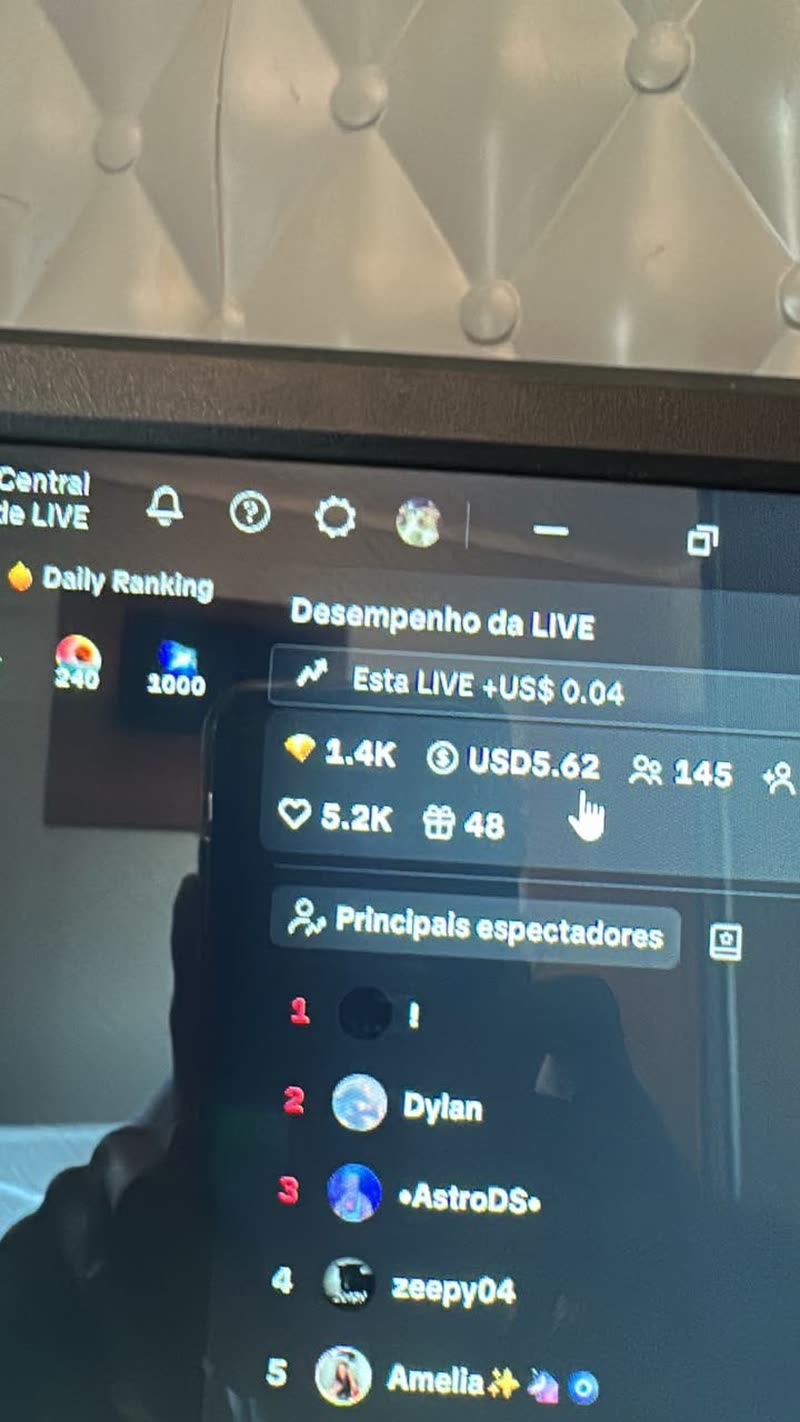 Painel da live no TikTok mostrando espectadores e ganhos em dólar